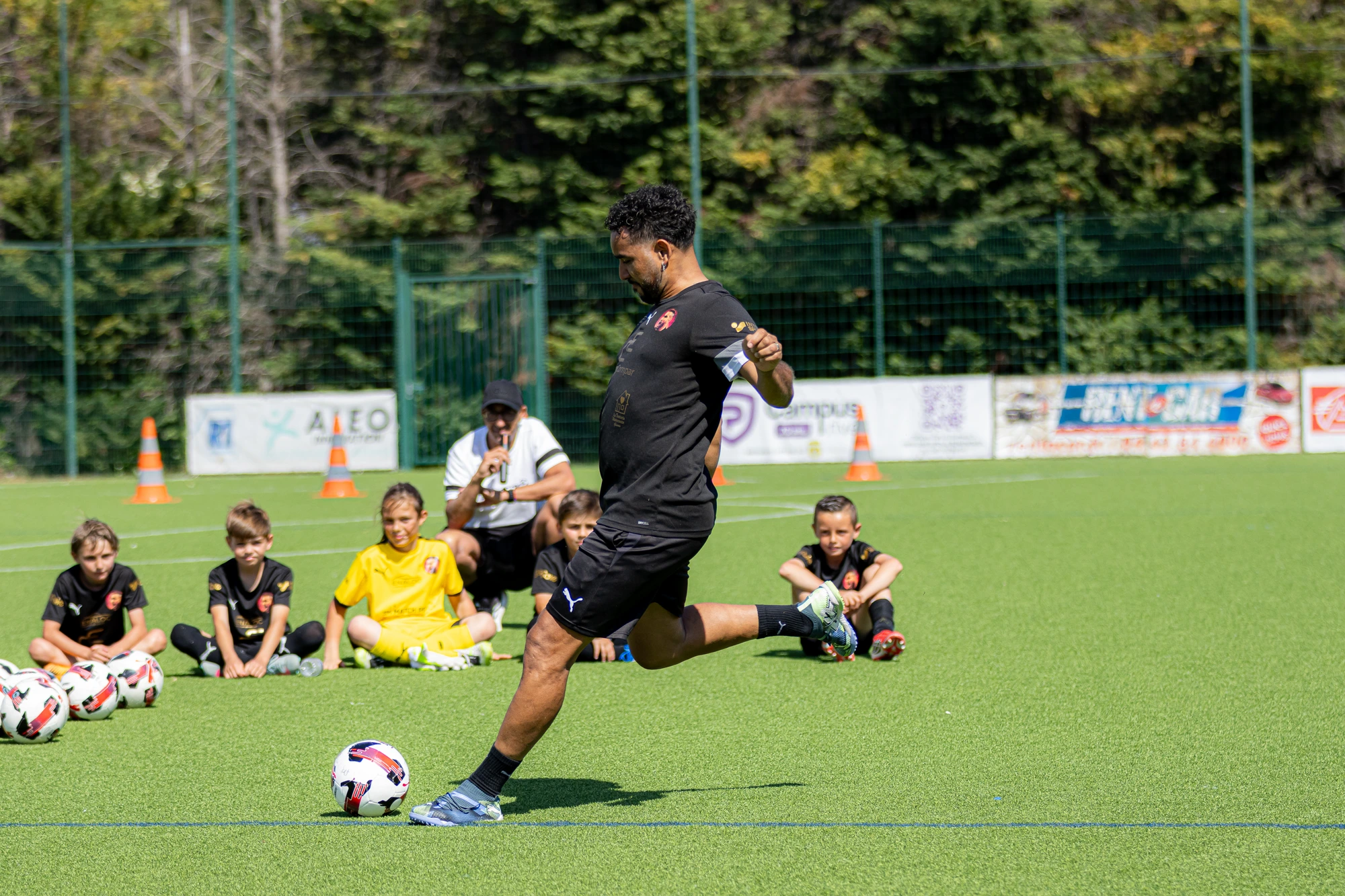 Dimitri Payet montre un geste technique aux jeunes stagiaires